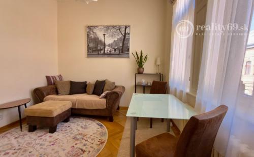 CENTRUM MESTA - HLAVNÁ ULICA, LUXUSNÝ, ZARIADENÝ 3 IZBOVÝ BYT S PARKOVACÍM MIESTOM VO DVORE.