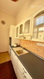 CENTRUM MESTA - HLAVNÁ ULICA, LUXUSNÝ, ZARIADENÝ 3 IZBOVÝ BYT S PARKOVACÍM MIESTOM VO DVORE.