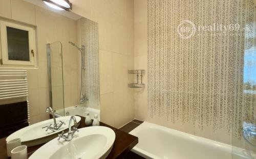 CENTRUM MESTA - HLAVNÁ ULICA, LUXUSNÝ, ZARIADENÝ 3 IZBOVÝ BYT S PARKOVACÍM MIESTOM VO DVORE.