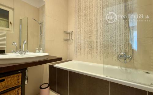 CENTRUM MESTA - HLAVNÁ ULICA, LUXUSNÝ, ZARIADENÝ 3 IZBOVÝ BYT S PARKOVACÍM MIESTOM VO DVORE.