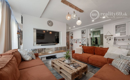 ZELENÁ STRÁŇ - PRIESTRANNÝ 4 IZBOVÝ BYT, 3 TERASY, 2 GARÁŽOVÉ MIESTA