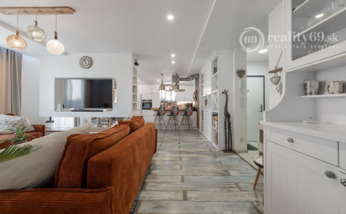 ZELENÁ STRÁŇ - PRIESTRANNÝ 4 IZBOVÝ BYT, 3 TERASY, 2 GARÁŽOVÉ MIESTA