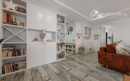 ZELENÁ STRÁŇ - PRIESTRANNÝ 4 IZBOVÝ BYT, 3 TERASY, 2 GARÁŽOVÉ MIESTA