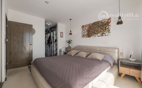 ZELENÁ STRÁŇ - PRIESTRANNÝ 4 IZBOVÝ BYT, 3 TERASY, 2 GARÁŽOVÉ MIESTA