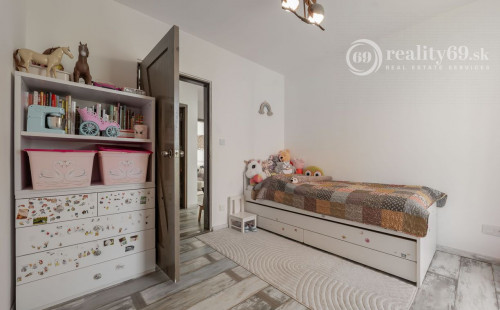 ZELENÁ STRÁŇ - PRIESTRANNÝ 4 IZBOVÝ BYT, 3 TERASY, 2 GARÁŽOVÉ MIESTA