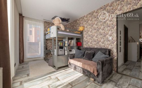 ZELENÁ STRÁŇ - PRIESTRANNÝ 4 IZBOVÝ BYT, 3 TERASY, 2 GARÁŽOVÉ MIESTA