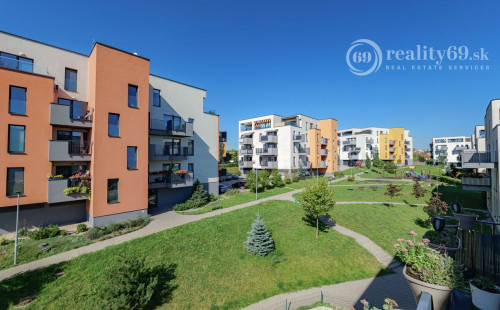 ZELENÁ STRÁŇ - PRIESTRANNÝ 4 IZBOVÝ BYT, 3 TERASY, 2 GARÁŽOVÉ MIESTA