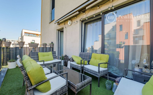 ZELENÁ STRÁŇ - PRIESTRANNÝ 4 IZBOVÝ BYT, 3 TERASY, 2 GARÁŽOVÉ MIESTA