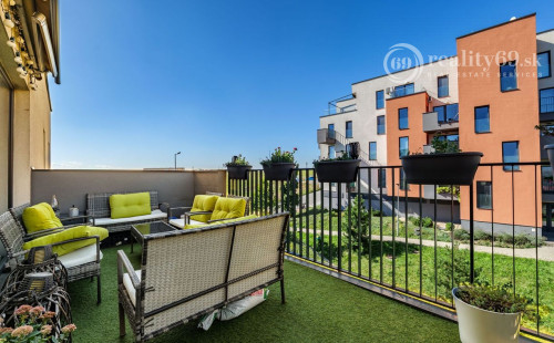 ZELENÁ STRÁŇ - PRIESTRANNÝ 4 IZBOVÝ BYT, 3 TERASY, 2 GARÁŽOVÉ MIESTA