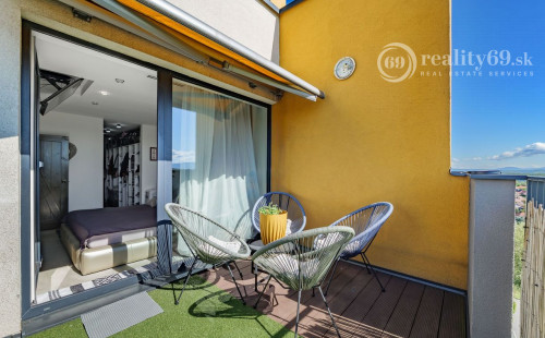 ZELENÁ STRÁŇ - PRIESTRANNÝ 4 IZBOVÝ BYT, 3 TERASY, 2 GARÁŽOVÉ MIESTA