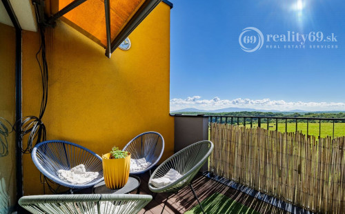 ZELENÁ STRÁŇ - PRIESTRANNÝ 4 IZBOVÝ BYT, 3 TERASY, 2 GARÁŽOVÉ MIESTA