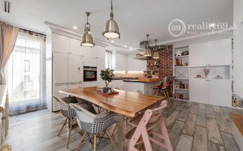 ZELENÁ STRÁŇ - PRIESTRANNÝ 4 IZBOVÝ BYT, 3 TERASY, 2 GARÁŽOVÉ MIESTA