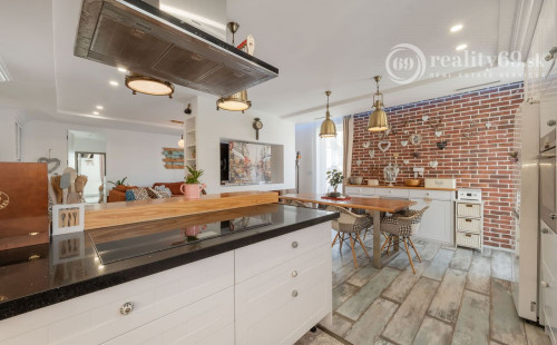 ZELENÁ STRÁŇ - PRIESTRANNÝ 4 IZBOVÝ BYT, 3 TERASY, 2 GARÁŽOVÉ MIESTA