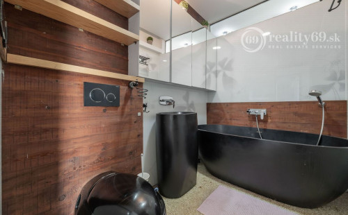 ZELENÁ STRÁŇ - PRIESTRANNÝ 4 IZBOVÝ BYT, 3 TERASY, 2 GARÁŽOVÉ MIESTA