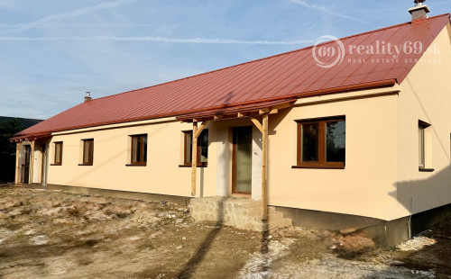 MAĎARSKO - TORNYOSNÉMETI NOVOSTAVBA 4 IZBOVÉHO RD 118 M2, POZEMOK 700M2