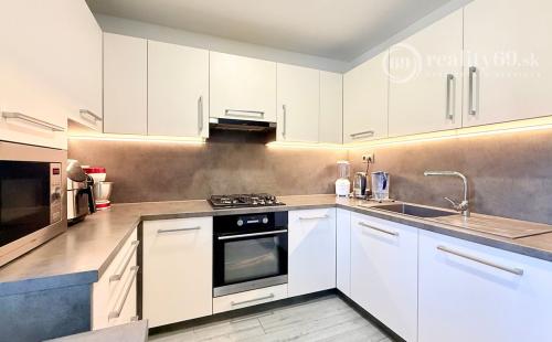 JAZERO - IRKUTSKÁ 4 IZBOVÝ BYT 71 M2, NOVÁ DISPOZÍCIA, LODŽIA A PIVNICA.