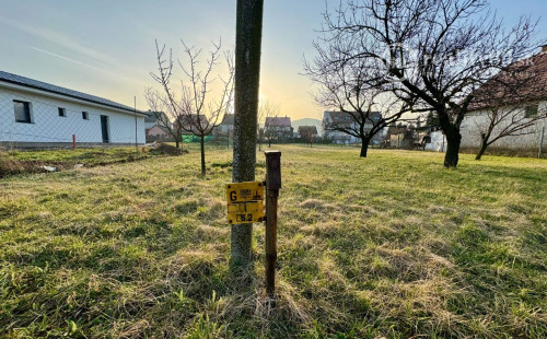 MAĎARSKO - GONC STAVEBNÝ POZEMOK 852 M2, IS NA HRANICI POZEMKU.