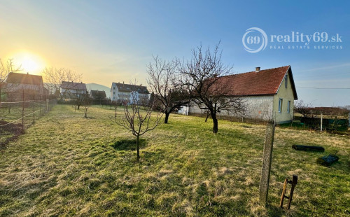 MAĎARSKO - GONC STAVEBNÝ POZEMOK 852 M2, IS NA HRANICI POZEMKU.