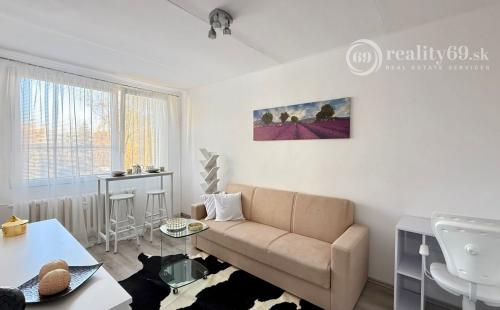 TERASA - 1 IZBOVÝ BYT 32 M2, UHEROVA ULICA 1 POSCHODIE