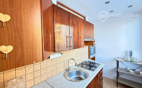 TERASA - 1 IZBOVÝ BYT 32 M2, UHEROVA ULICA 1 POSCHODIE