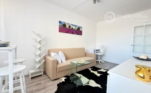 TERASA - 1 IZBOVÝ BYT 32 M2, UHEROVA ULICA 1 POSCHODIE