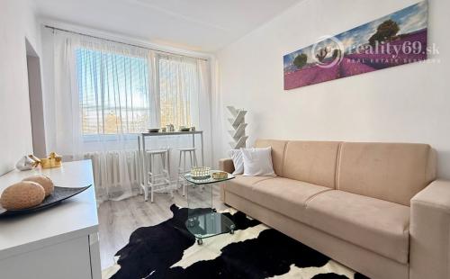 TERASA - 1 IZBOVÝ BYT 32 M2, UHEROVA ULICA 1 POSCHODIE