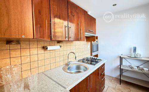 TERASA - 1 IZBOVÝ BYT 32 M2, UHEROVA ULICA 1 POSCHODIE