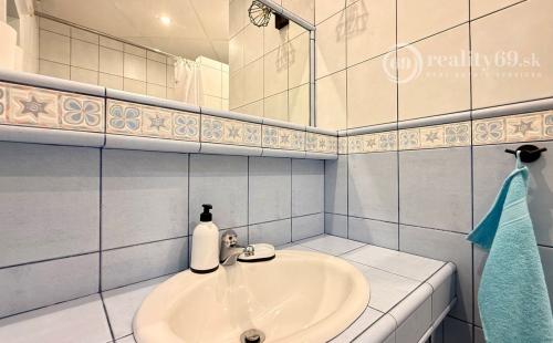 TERASA - 1 IZBOVÝ BYT 32 M2, UHEROVA ULICA 1 POSCHODIE