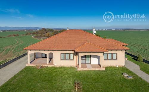 KOMÁROVCE - 5 IZBOVÝ RD 360 M2 SO SAUNOU, POZEMOK 3.629 M2