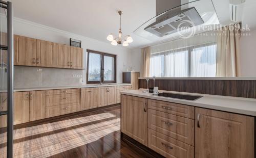 KOMÁROVCE - 5 IZBOVÝ RD 360 M2 SO SAUNOU, POZEMOK 3.629 M2