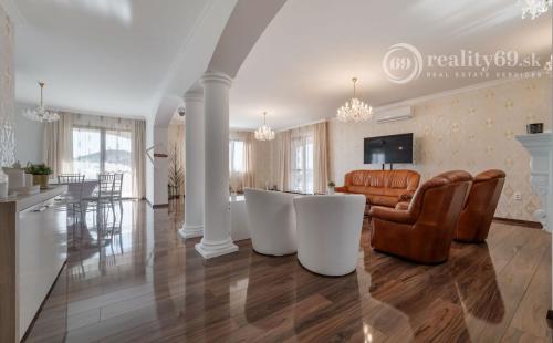 KOMÁROVCE - 5 IZBOVÝ RD 360 M2 SO SAUNOU, POZEMOK 3.629 M2