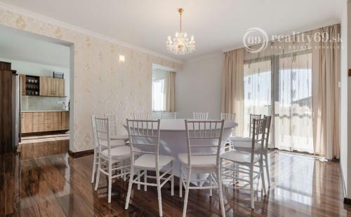 KOMÁROVCE - 5 IZBOVÝ RD 360 M2 SO SAUNOU, POZEMOK 3.629 M2