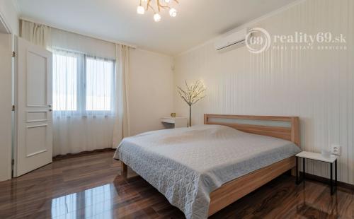 KOMÁROVCE - 5 IZBOVÝ RD 360 M2 SO SAUNOU, POZEMOK 3.629 M2