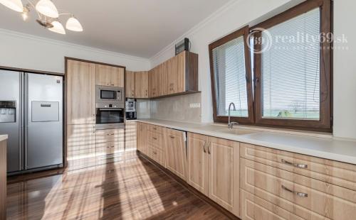 KOMÁROVCE - 5 IZBOVÝ RD 360 M2 SO SAUNOU, POZEMOK 3.629 M2