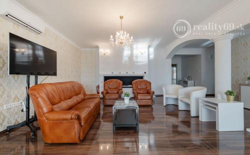 KOMÁROVCE - 5 IZBOVÝ RD 360 M2 SO SAUNOU, POZEMOK 3.629 M2