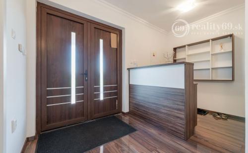 KOMÁROVCE - 5 IZBOVÝ RD 360 M2 SO SAUNOU, POZEMOK 3.629 M2