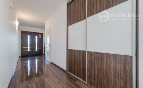 KOMÁROVCE - 5 IZBOVÝ RD 360 M2 SO SAUNOU, POZEMOK 3.629 M2