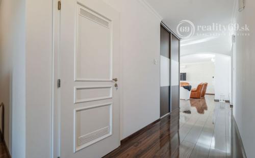 KOMÁROVCE - 5 IZBOVÝ RD 360 M2 SO SAUNOU, POZEMOK 3.629 M2