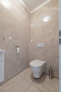 KOMÁROVCE - 5 IZBOVÝ RD 360 M2 SO SAUNOU, POZEMOK 3.629 M2