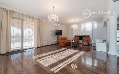 KOMÁROVCE - 5 IZBOVÝ RD 360 M2 SO SAUNOU, POZEMOK 3.629 M2