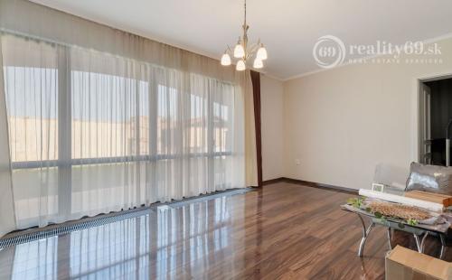 KOMÁROVCE - 5 IZBOVÝ RD 360 M2 SO SAUNOU, POZEMOK 3.629 M2