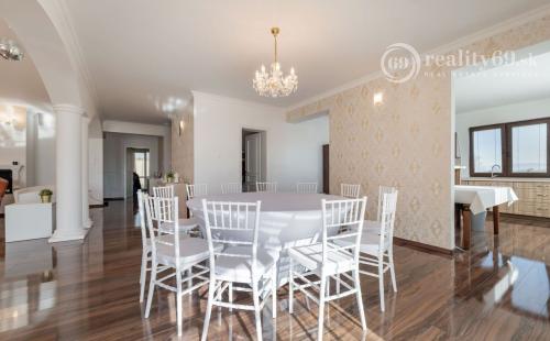 KOMÁROVCE - 5 IZBOVÝ RD 360 M2 SO SAUNOU, POZEMOK 3.629 M2