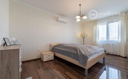 KOMÁROVCE - 5 IZBOVÝ RD 360 M2 SO SAUNOU, POZEMOK 3.629 M2