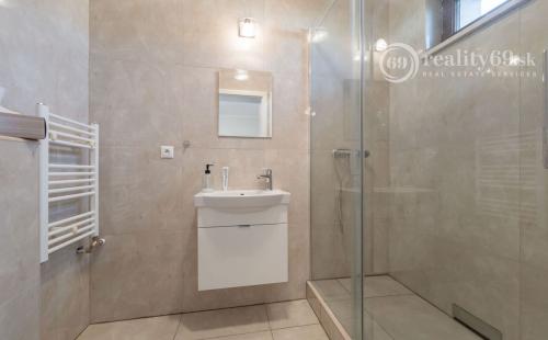 KOMÁROVCE - 5 IZBOVÝ RD 360 M2 SO SAUNOU, POZEMOK 3.629 M2