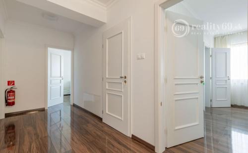 KOMÁROVCE - 5 IZBOVÝ RD 360 M2 SO SAUNOU, POZEMOK 3.629 M2