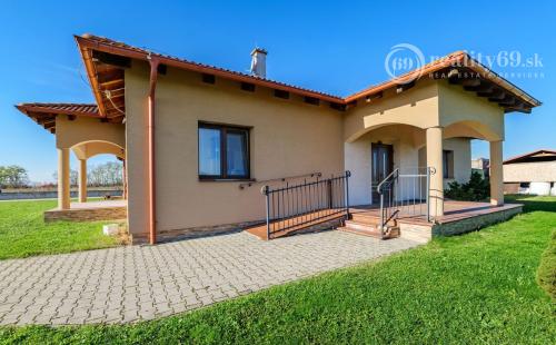 KOMÁROVCE - 5 IZBOVÝ RD 360 M2 SO SAUNOU, POZEMOK 3.629 M2