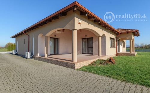 KOMÁROVCE - 5 IZBOVÝ RD 360 M2 SO SAUNOU, POZEMOK 3.629 M2