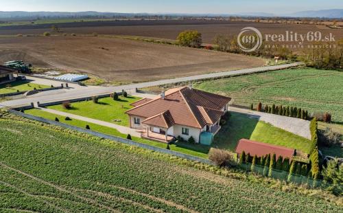 KOMÁROVCE - 5 IZBOVÝ RD 360 M2 SO SAUNOU, POZEMOK 3.629 M2