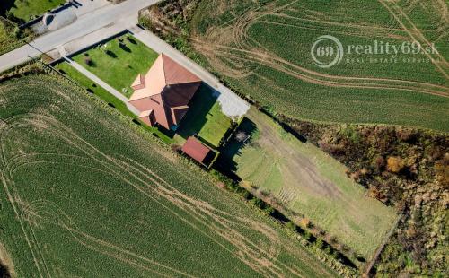 KOMÁROVCE - 5 IZBOVÝ RD 360 M2 SO SAUNOU, POZEMOK 3.629 M2