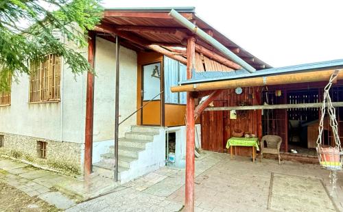 ZELENÝ DVOR - MONČÍ POTOK - POSCHODOVÁ CHATA 50 M2, POZEMOK 1.042